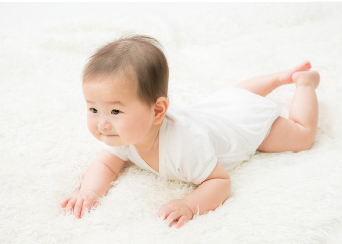 背骨を元気にする運動で、一番好ましのはずり這いで、骨盤の前傾や後傾を作らないためにも良い